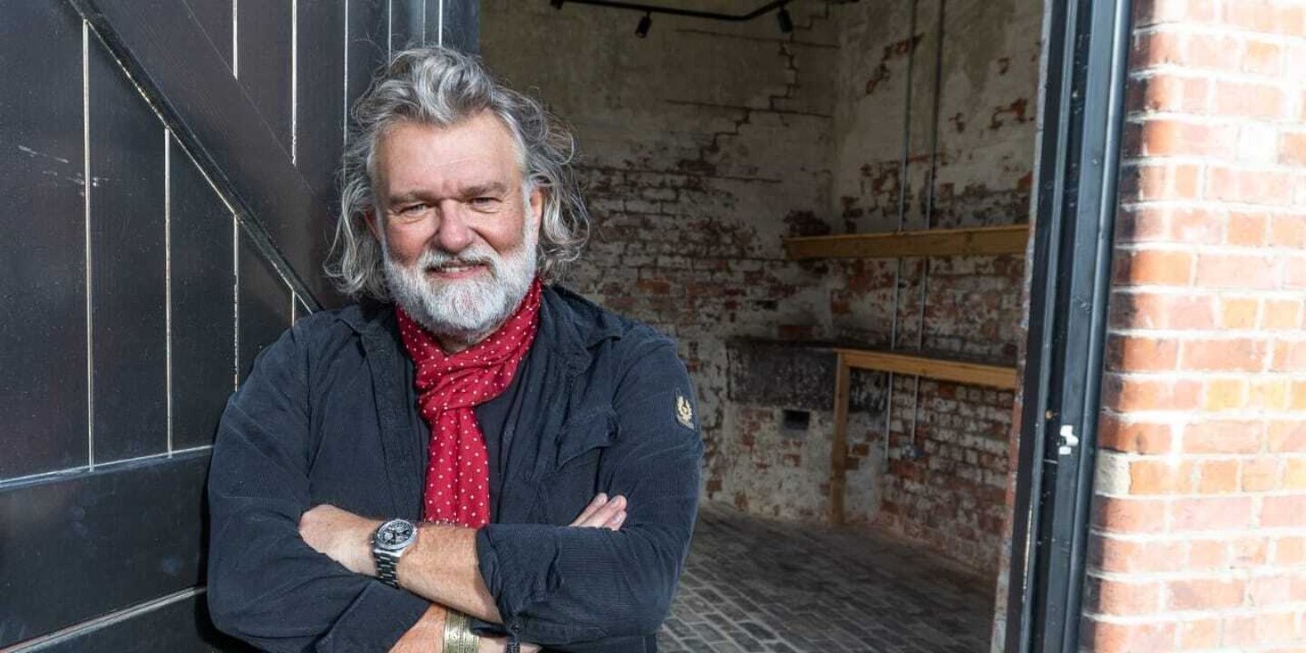 Colour photograph of Si King